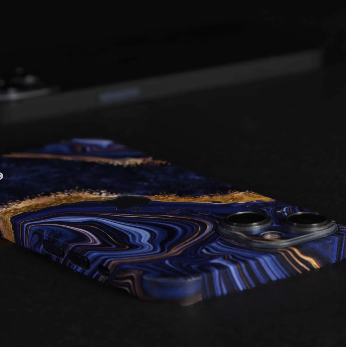 iPhone 15 Pro Max Skin mit 24K Gold Luxury Blue