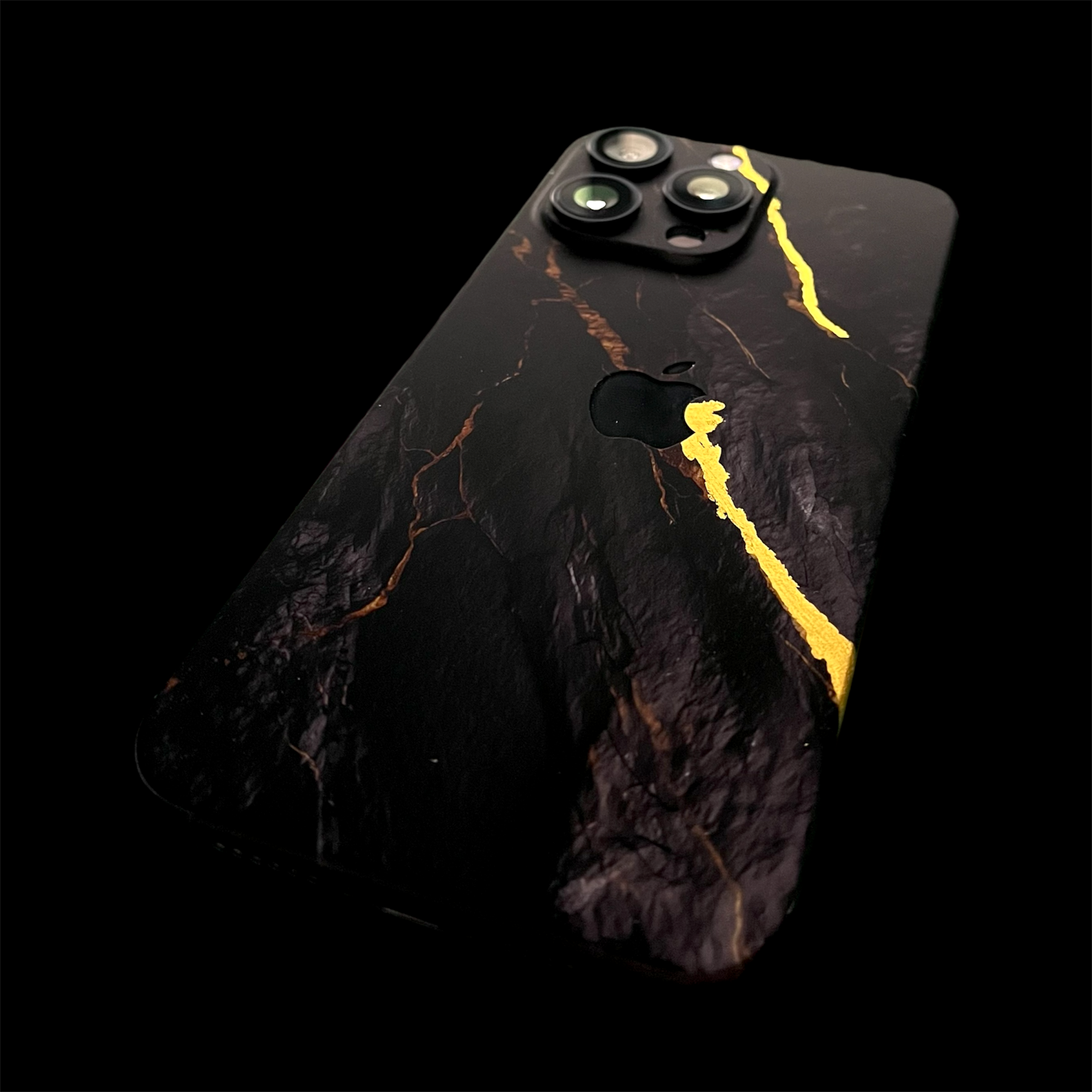 iPhone 16 Pro Skin mit 24K Gold Mine