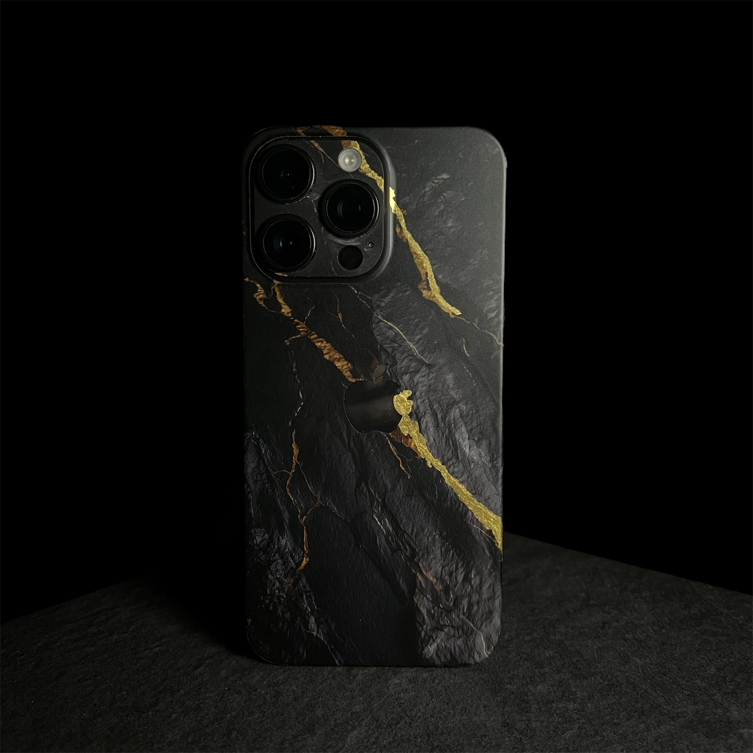 iPhone 16 Pro Skin mit 24K Gold Mine