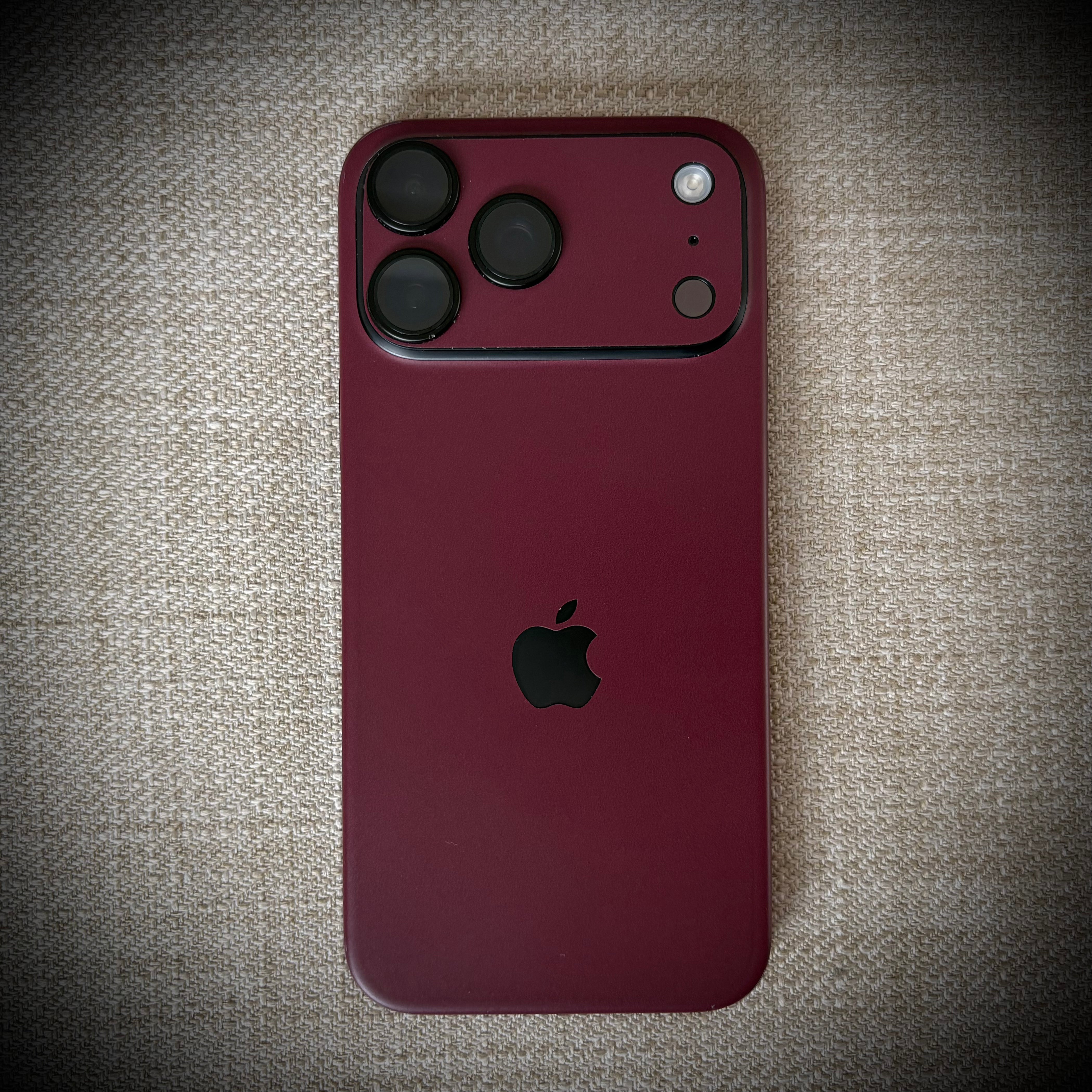 iPhone Skin Bordeaux – passgenaue Schutzfolie